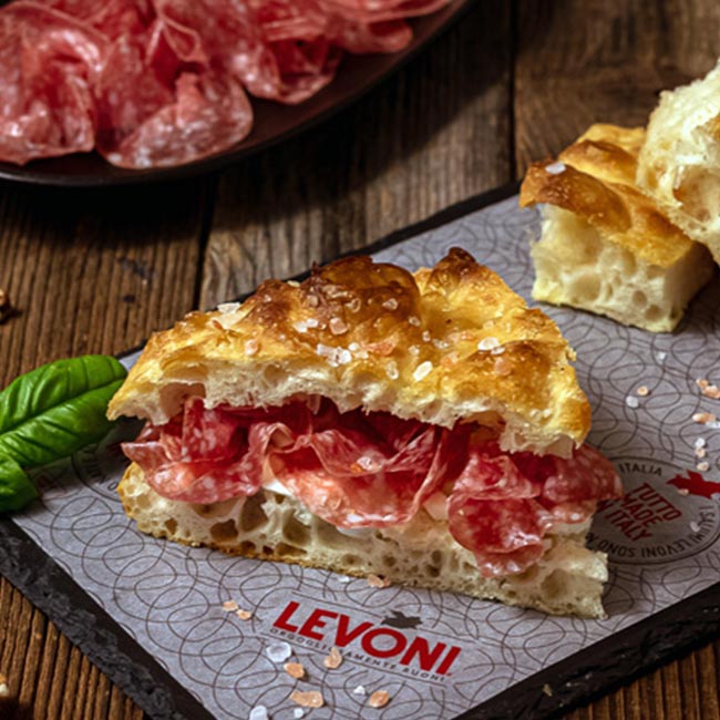Pizza mit Salame Milano